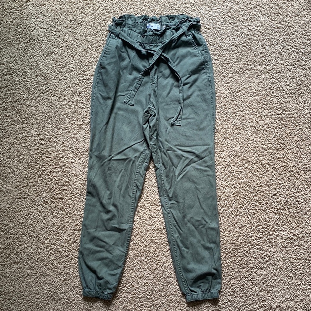 Hollister women’s green pants (size XS)